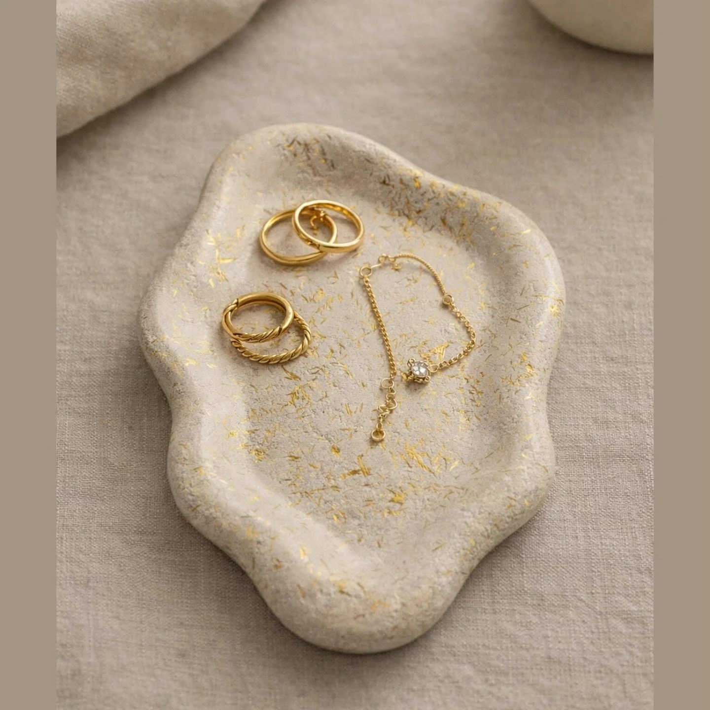 Porta joyas artesanal SIBEN DECO — cemento con detalles dorados